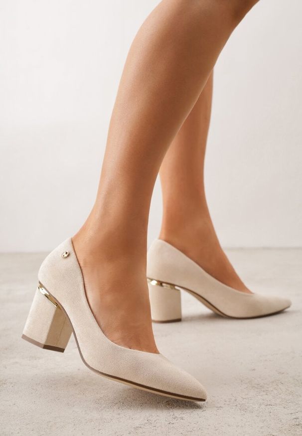 Renee - Beżowe Czółenka na Słupku z Wkładką ze Skóry Naturalnej i Metaliczną Ozdobą Dynaste. Kolor: beżowy. Materiał: skóra. Wzór: aplikacja. Obcas: na słupku. Styl: elegancki