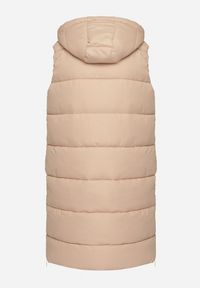 Born2be - Ciemnobeżowa Pikowana Kamizelka z Kapturem i Sznurkami Zelothis. Typ kołnierza: kaptur. Kolor: beżowy. Materiał: dzianina, jeans. Długość: długie. Sezon: jesień. Styl: klasyczny, elegancki #4