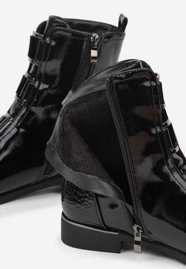 Renee - Czarne Botki Vices Lakierowane Ozdobione Tłoczonymi Elementami Typu Krokodyl Olema. Okazja: na co dzień. Kolor: czarny. Materiał: lakier. Wzór: aplikacja. Styl: casual, elegancki, klasyczny