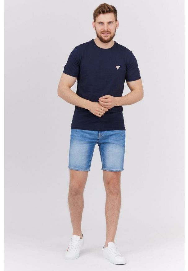 Guess - GUESS Granatowy t-shirt męski z małym logo, Rozmiar S. Kolor: niebieski. Wzór: aplikacja