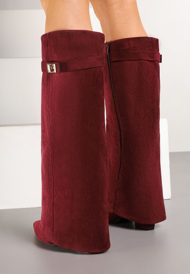 Renee - Bordowe Kozaki na Słupku z Wywiniętą Cholewką i Klamerką Upaxa. Okazja: na co dzień. Nosek buta: szpiczasty. Kolor: czerwony. Materiał: jeans. Szerokość cholewki: normalna. Obcas: na słupku. Styl: klasyczny, elegancki, casual