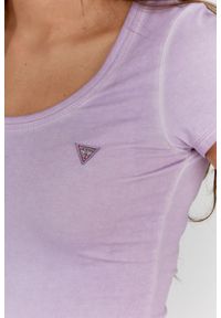 Guess - GUESS Lawendowy t-shirt damski z efektem sprania. Kolor: fioletowy. Materiał: bawełna. Wzór: aplikacja