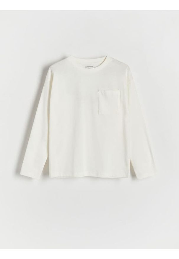 Reserved - Longsleeve oversize z kieszenią - złamana biel. Materiał: dzianina, bawełna. Długość rękawa: długi rękaw