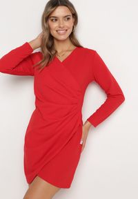 Born2be - Czerwona Sukienka Kopertowa z Ozdobnym Marszczeniem Ohildria. Kolor: czerwony. Typ sukienki: kopertowe. Styl: elegancki