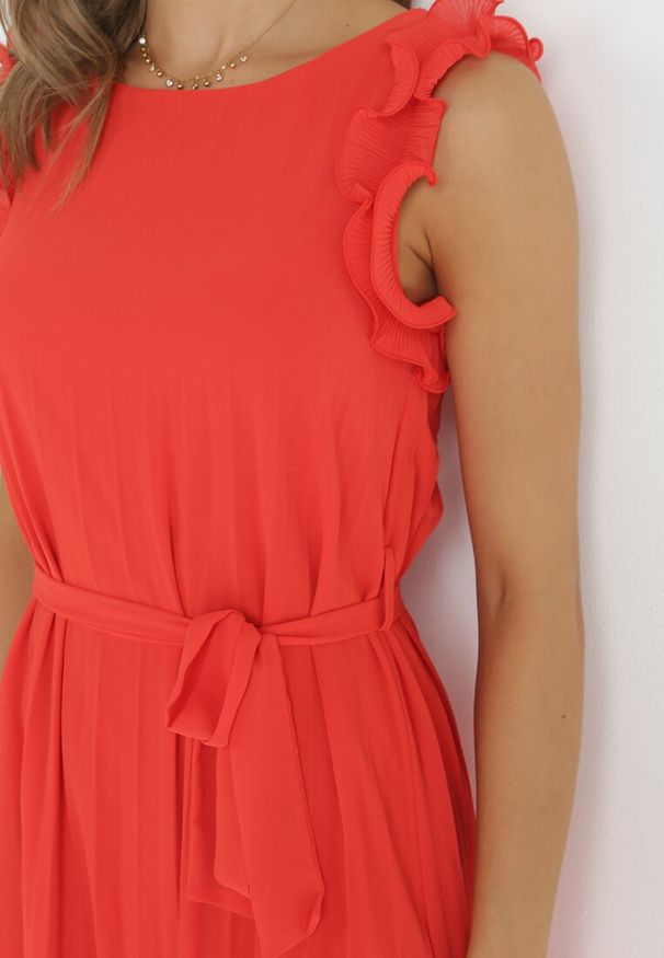 Born2be - Czerwona Plisowana Sukienka Maxi z Falbankami Avalie. Typ kołnierza: kołnierz z falbankami. Kolor: czerwony. Materiał: materiał. Wzór: aplikacja. Długość: maxi