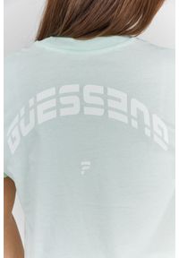 Guess - GUESS Krótki miętowy t-shirt damski z logo na plecach. Kolor: zielony. Materiał: bawełna. Długość: krótkie