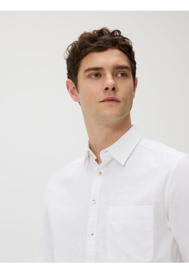 Reserved - Koszula regular z lnem - biały. Kolor: biały. Materiał: len