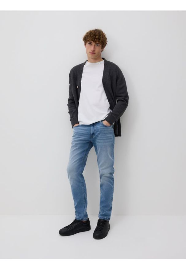 Reserved - Jeansy slim z efektem sprania - niebieski. Kolor: niebieski