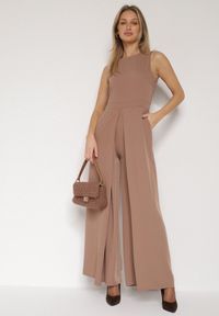 Born2be - Ciemnobeżowy Elegancki Kombinezon z Ozdobnymi Zakładkami Zellysha. Okazja: na co dzień, na spotkanie biznesowe. Kolor: beżowy. Wzór: aplikacja. Styl: elegancki #5