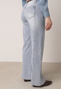 Born2be - Niebieskie Bawełniane Jeansy o Szerokim Kroju z Paskiem Typu Sznurek Arfiera. Okazja: na co dzień. Stan: podwyższony. Kolor: niebieski. Styl: casual, klasyczny #5