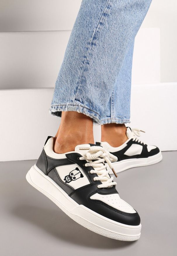 Renee - Czarno-Beżowe Sznurowane Sneakersy z Ekoskóry z Ozdobną Naszywką i Perforacją Vetria. Okazja: na co dzień. Kolor: czarny. Materiał: jeans. Wzór: aplikacja