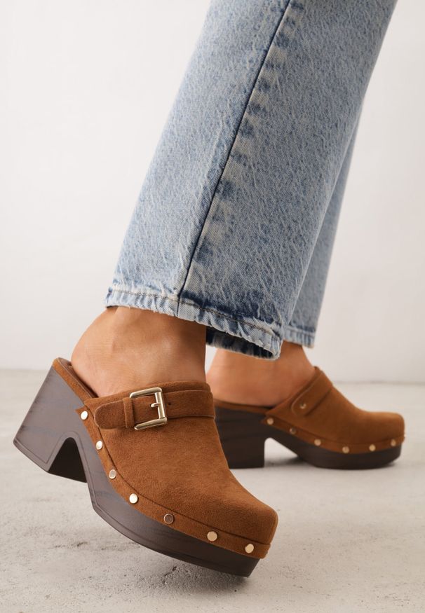 Renee - Brązowe Klapki Chodaki na Słupku z Cholewką z Nitami i Paskiem z Klamerką Jinnor. Kolor: brązowy. Materiał: zamsz. Wzór: ażurowy, haft. Sezon: lato. Obcas: na słupku. Styl: boho, rockowy. Wysokość obcasa: średni