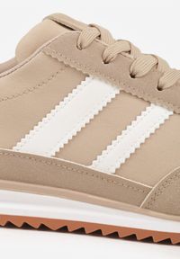 Renee - Ciemnobeżowe Sneakersy Ozdobione Dwoma Paskami Lannatea. Okazja: na co dzień. Zapięcie: pasek. Kolor: beżowy. Wzór: aplikacja #4