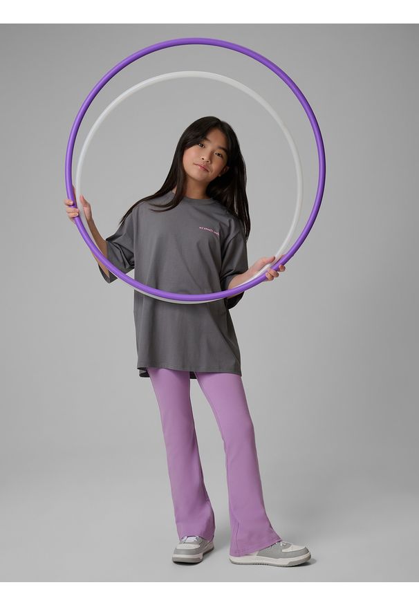 4f - 4F T-shirt loose z nadrukiem dziewczęcy - szary 158/164 (12-14 lat). Okazja: na spacer, na co dzień, na uczelnię. Kolor: szary. Materiał: dzianina, bawełna, skóra, materiał. Wzór: nadruk. Sezon: lato. Styl: casual