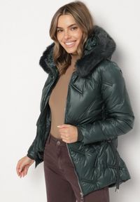 Born2be - Ciemnozielona Kurtka z Oryginalnym Pikowaniem i Kapturem z Futerkiem Nallisa. Okazja: do pracy, na co dzień, na spotkanie biznesowe. Kolor: zielony. Materiał: futro. Styl: casual, biznesowy #2