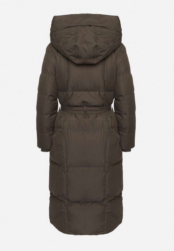 Born2be - Ciemnozielona Długa Kurtka Pikowana z Kapturem i Wysokim Kołnierzem Wiązana w Talii Zevrira. Okazja: na co dzień. Typ kołnierza: kaptur. Kolor: zielony. Materiał: jeans, materiał. Długość: długie. Styl: elegancki, casual, sportowy, klasyczny