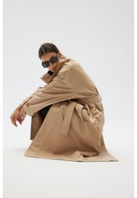 Marsala - Klasyczny trencz w kolorze BEŻOWYM - MERVE. Kolor: beżowy. Materiał: poliester, jeans, bawełna, tkanina, wiskoza. Długość rękawa: długi rękaw. Długość: długie. Styl: klasyczny