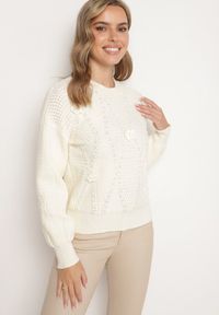 Born2be - Jasnobeżowy Sweter z Bawełną Perłami i Kwiatami 3D Noraviela. Okazja: na co dzień, na spacer. Kolor: beżowy. Materiał: bawełna. Wzór: kwiaty. Styl: casual, elegancki #5