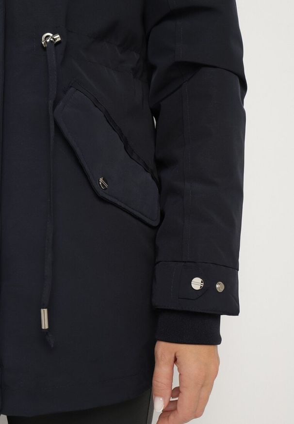 Born2be - Granatowa Zimowa Kurtka Parka z Odpinanym Futerkowym Zdobieniem i Kapturem Sialinnea. Okazja: na co dzień, na spacer. Kolor: niebieski. Materiał: dzianina, futro, jeans. Wzór: aplikacja. Sezon: zima. Styl: elegancki, casual