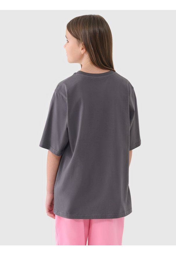 4f - 4F T-shirt oversize z nadrukiem dziewczęcy - szary 134 (8-9 lat). Okazja: na co dzień. Kolor: szary. Materiał: dzianina, jersey, bawełna. Długość rękawa: krótki rękaw. Długość: krótkie. Wzór: nadruk. Sezon: lato. Styl: sportowy, klasyczny, casual