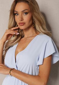Renee - Jasnoniebieska Plisowana Sukienka Maxi o Rozkloszowanym Kroju z Kopertowym Dekoltem Ofilva. Kolor: niebieski. Typ sukienki: kopertowe. Styl: elegancki. Długość: maxi #2