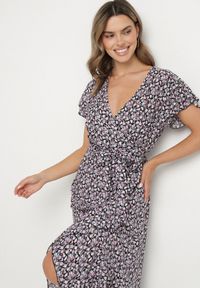 Born2be - Czarno-Różowa Bawełniana Sukienka z Gumką w Talii i Asymetrycznym Dołem Orrizae. Okazja: na co dzień. Typ kołnierza: dekolt kopertowy, kołnierz z falbankami. Kolor: czarny. Materiał: bawełna. Długość rękawa: krótki rękaw. Sezon: wiosna, lato. Typ sukienki: asymetryczne. Styl: elegancki, casual #4