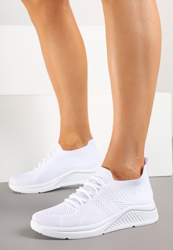 Born2be - Białe Buty Sportowe Sneakersy z Siateczki na Ozdobnej Podeszwie Ivelloti. Okazja: na co dzień. Kolor: biały. Materiał: jeans. Szerokość cholewki: normalna