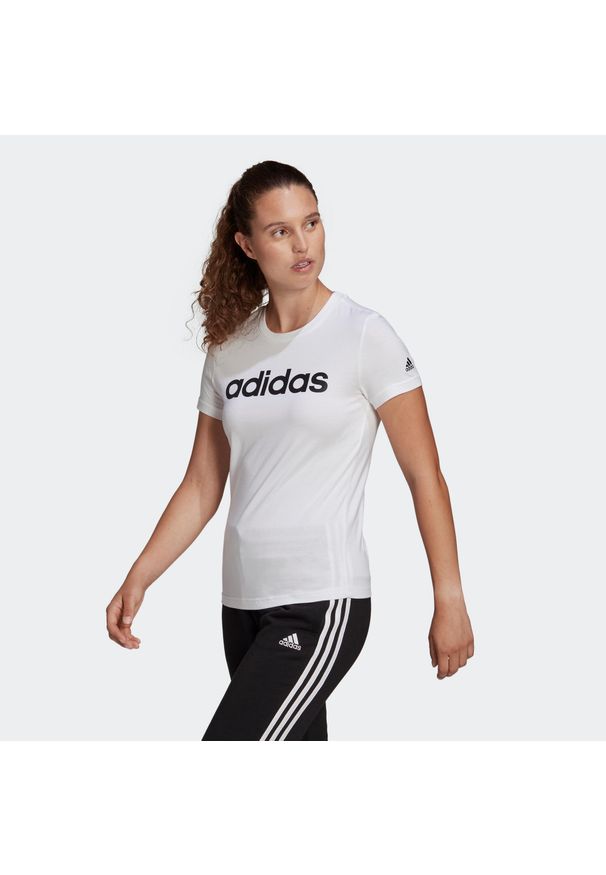 Koszulka z krótkim rękawem damska Adidas Gym & Pilates. Kolor: biały, wielokolorowy, czarny. Materiał: bawełna. Długość rękawa: krótki rękaw. Długość: krótkie. Sport: joga i pilates, fitness