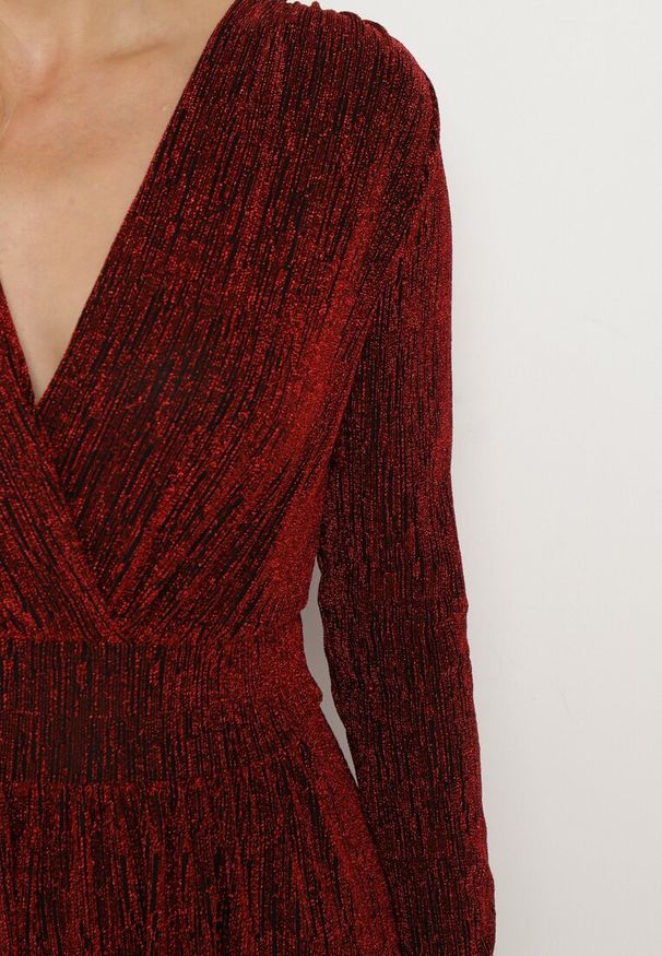 Born2be - Bordowa Taliowana Sukienka z Wiskozą o Rozkloszowanym Kroju Zdobiona Metaliczną Nicią Mesinae. Okazja: na spotkanie biznesowe, do pracy. Typ kołnierza: dekolt w kształcie V. Kolor: czerwony. Materiał: wiskoza. Długość rękawa: długi rękaw. Wzór: aplikacja. Typ sukienki: rozkloszowane. Styl: biznesowy, elegancki, glamour, wizytowy