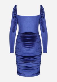 Born2be - Niebieska Dopasowana Welurowa Sukienka Ozdobiona Marszczeniem Sopaliae. Kolor: niebieski. Materiał: welur. Długość rękawa: długi rękaw. Wzór: aplikacja. Styl: klasyczny #2