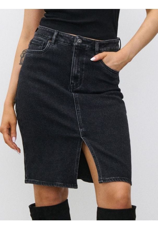Sinsay - Jeansowa spódnica - czarny. Kolor: czarny. Materiał: jeans