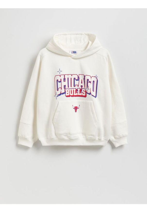 Reserved - Bluza Chicago Bulls NBA - złamana biel. Materiał: bawełna, dzianina