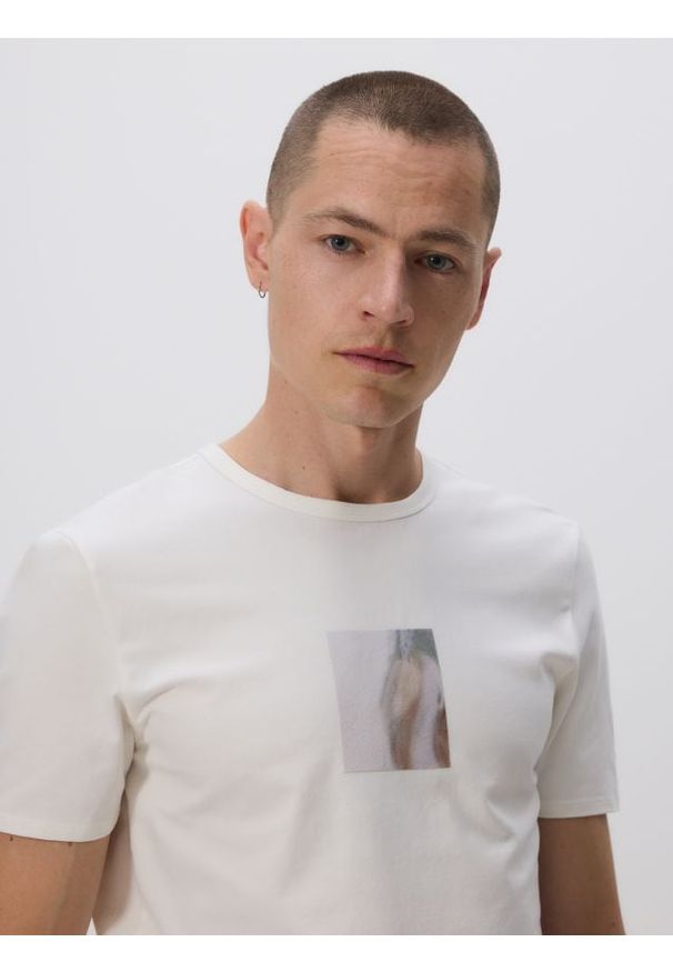 Reserved - T-shirt slim z nadrukiem - biały. Kolor: biały. Materiał: bawełna, dzianina. Wzór: nadruk