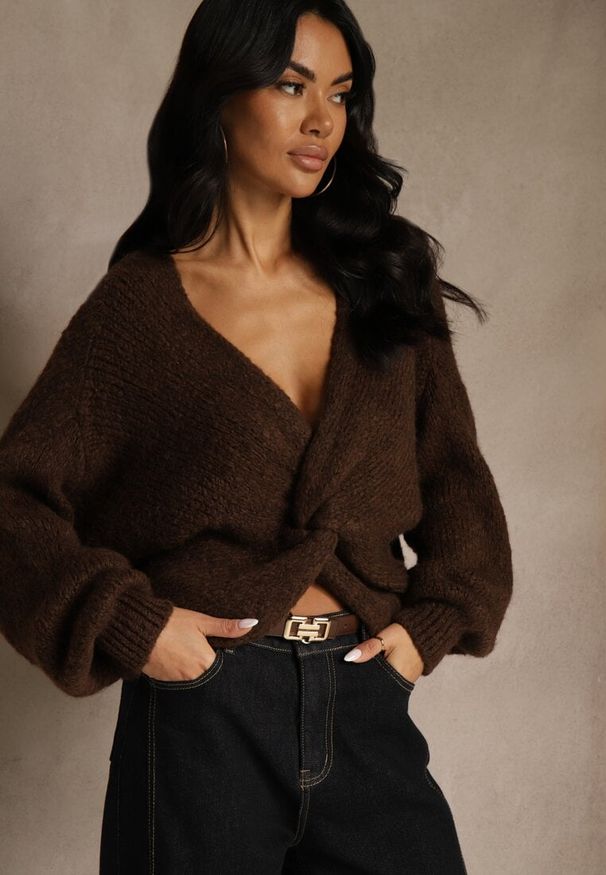 Renee - Brązowy Oversizowy Sweter z Dodatkiem Wełny Zdobiony Węzłem Lawedana. Kolor: brązowy. Materiał: wełna. Wzór: aplikacja