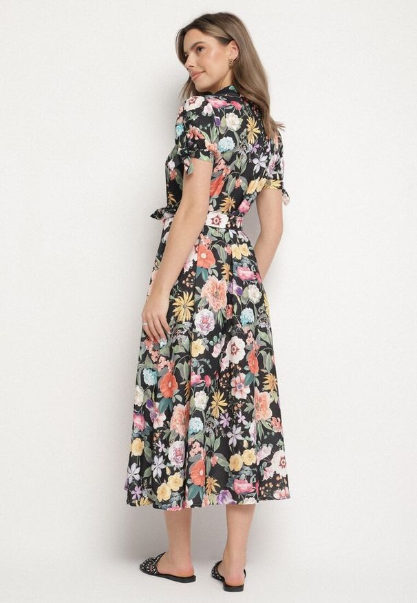 Born2be - Czarna Rozkloszowana Sukienka o Koszulowym Kroju z Paskiem w Kwiatowy Wzór Fevelorine. Okazja: na co dzień. Kolor: czarny. Wzór: kwiaty. Typ sukienki: koszulowe. Styl: casual