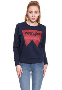 Wrangler - BLUZA WRANGLER DAMSKA LOGO CREW NAVY W6087HY35 112130466. Okazja: na spacer, na imprezę, na co dzień, na randkę. Materiał: jeans, materiał, guma, bawełna. Długość rękawa: długi rękaw. Długość: krótkie. Wzór: nadruk, napisy, aplikacja. Sezon: lato. Styl: casual #1