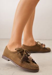 Born2be - Ciemnobeżowe Mokasyny VICES z Wkładką ze Skóry Natualnej Ozdobione Koralikami. Nosek buta: okrągły. Kolor: beżowy. Materiał: skóra. Wzór: aplikacja. Obcas: na obcasie. Styl: klasyczny. Wysokość obcasa: niski #1