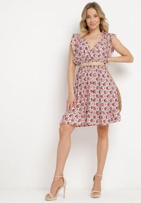 Born2be - Beżowo-Czerwona Sukienka Mini z Wiskozy w Mozaikowy Wzór z Gumką w Pasie Lariaa. Okazja: na co dzień. Typ kołnierza: dekolt w serek, kołnierz z falbankami. Kolor: beżowy. Materiał: wiskoza. Długość rękawa: na ramiączkach. Typ sukienki: rozkloszowane. Styl: casual, elegancki. Długość: mini #5