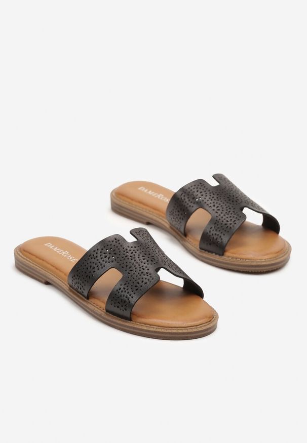 Born2be - Czarne Klapki w Eleganckim Stylu Zdobione Perforacją Tillimira. Okazja: na imprezę, na co dzień, na spacer. Nosek buta: otwarty. Kolor: czarny. Materiał: jeans. Wzór: aplikacja. Sezon: lato. Obcas: na płaskiej podeszwie. Styl: elegancki