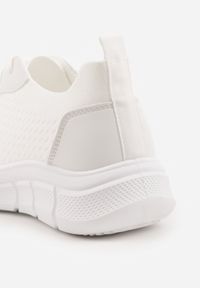 Renee - Białe Siateczkowe Buty Sportowe na Piankowej Podeszwie z Tłoczeniami Nisitia. Okazja: na co dzień. Kolor: biały. Szerokość cholewki: normalna #5