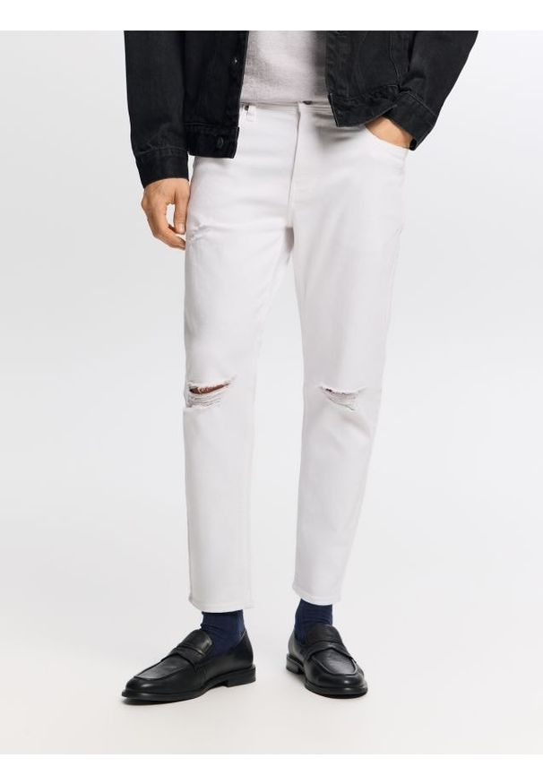 Reserved - Jeansy carrot slim z przetarciami - biały. Kolor: biały