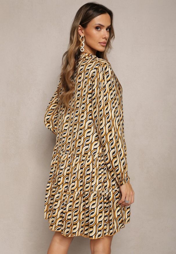 Renee - Beżowa Rozkloszowana Sukienka z Falbanką i Dekoltem w Serek Sekele. Typ kołnierza: dekolt w serek. Kolor: beżowy. Materiał: tkanina. Wzór: nadruk, geometria. Typ sukienki: rozkloszowane. Długość: mini