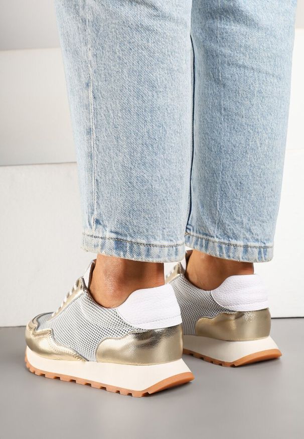 Renee - Złote Sneakersy Skórzane Ozdobione Geometrycznym Motywem Wibessa. Okazja: na co dzień. Kolor: złoty. Materiał: skóra. Wzór: aplikacja, geometria