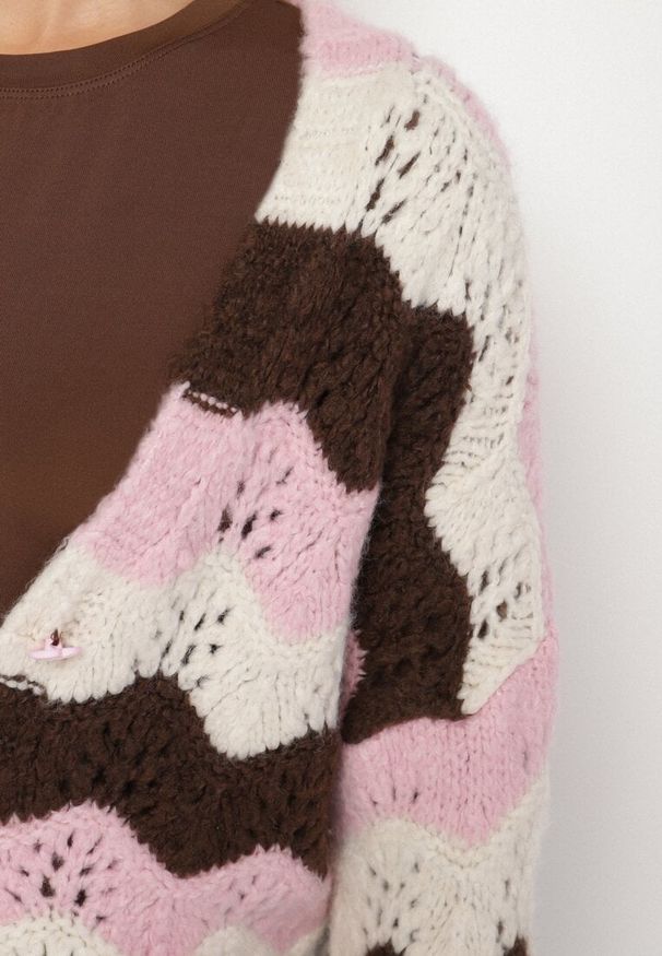 Born2be - Różowy Kardigan w Ażurowy Wzór z Dodatkiem Wełny i Wiskozy Esilla. Okazja: na co dzień. Typ kołnierza: dekolt w kształcie V. Kolor: różowy. Materiał: wiskoza, wełna. Długość: długie. Wzór: ażurowy. Styl: elegancki, casual, klasyczny