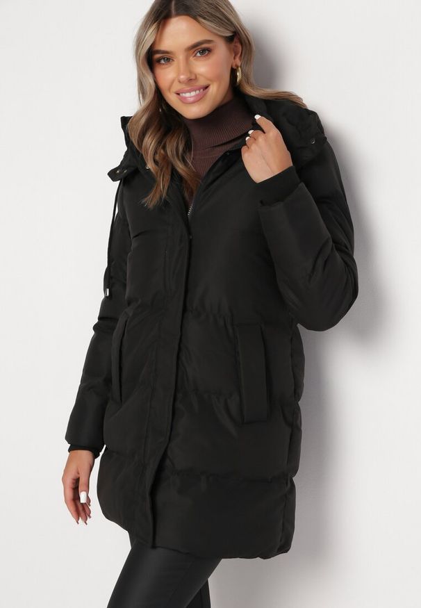 Born2be - Czarna Pikowana Kurtka przed Kolano z Kapturem Aralandra. Typ kołnierza: kaptur. Kolor: czarny. Styl: klasyczny