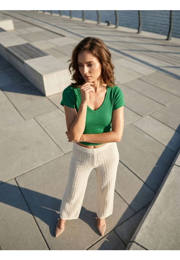 Sinsay - Prążkowany crop top - zielony. Kolor: zielony. Materiał: prążkowany