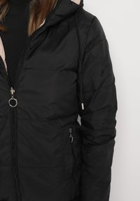 Born2be - Ciemnobeżowa Dwustronna Kurtka Pikowana Ozdobiona Sznurkami Mivvena. Okazja: na co dzień. Kolor: beżowy. Materiał: jeans. Długość rękawa: długi rękaw. Długość: długie. Wzór: aplikacja. Styl: casual #2