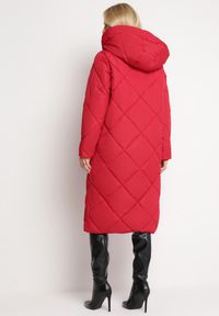 Born2be - Czerwona Kurtka Płaszcz z Geometrycznym Pikowaniem Johnatta. Kolor: czerwony. Wzór: geometria #2