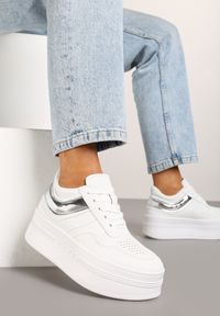 Born2be - Biało-Srebrne Sznurowane Sneakersy Vices na Grubej Podeszwie Ozdobiona Napisem Annalira. Okazja: na co dzień. Zapięcie: sznurówki. Kolor: biały. Materiał: jeans. Wzór: aplikacja, napisy. Obcas: na obcasie. Wysokość obcasa: niski #3