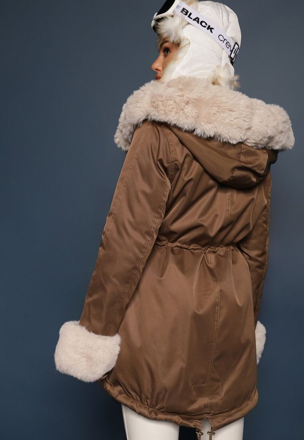 Renee - Beżowo-Brązowa Kurtka Typu Parka z Kapturem Zdobiona Futerkiem z Możliwością Odpięcia Valinora. Okazja: na co dzień, na spacer, na imprezę. Typ kołnierza: kaptur. Kolor: beżowy. Materiał: futro. Wzór: aplikacja. Styl: elegancki, sportowy, casual